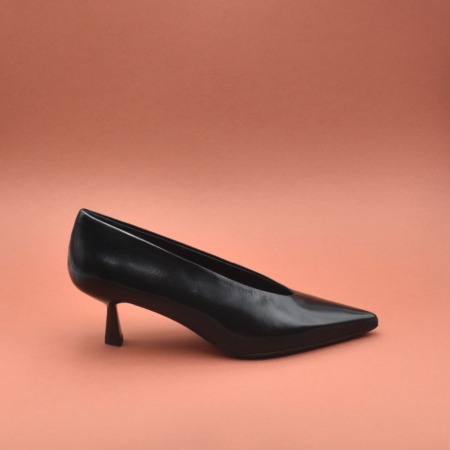 DECOLLETE CON SCOLLO A V IN NAPPA NERA