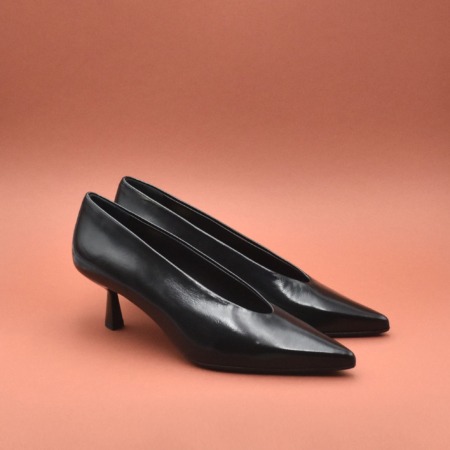 DECOLLETE CON SCOLLO A V IN NAPPA NERA